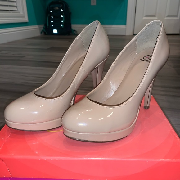 Tan heels - Picture 1 of 2